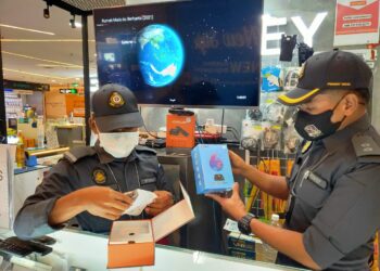 KPDNHEP merampas 11 unit alat teknologi penstriman menerusi serbuan di dua premis di Kuala Lumpur.
