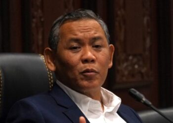 AMINUDDIN Harun dalam sidang akhbar selepas mempengerusikan Mesyuarat Mingguan Exco di Wisma Negeri di Seremban hari ini.