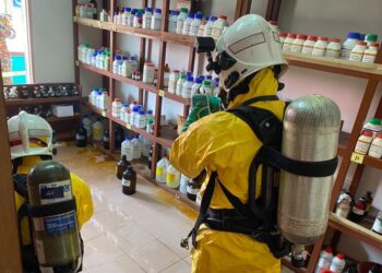 ANGGOTA bomba membersihkan tumpahan bahan kimia jenis asid nitrik di Sekolah Menengah Kebangsaan (SMK) Sungai Udang, Melaka.