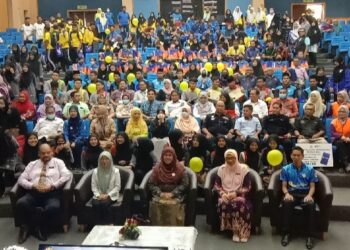 DR. NOR AZIMI Yunus (duduk depan, tengah) bersama tetamu pada majlis sambutan Pencegahan Bunuh Diri Sedunia peringkat negeri di Temin di Jerantut, Pahang. - UTUSAN/HARIS FADILAH AHMAD