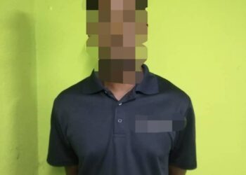 SEORANG lelaki ditahan di hadapan rumahnya di Senai Jaya kerana mengancam dan memaki hamun anggota polis.