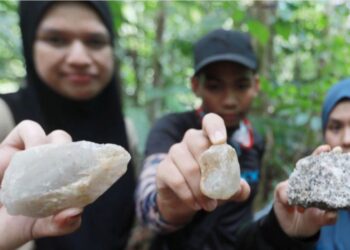 TIGA penyelidik menunjukkan batu kristal kuarza yang ditemukan di Hutan Simpan Jerantut (Tambahan), Ulu Cheka di Jerantut, Pahang.
