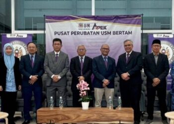 FAISAL RAFIQ Mahamd Adikan (tiga dari kanan) pada majlis perasmian PPUSMB yang dinaik taraf sebagai sebuah hospital dengan pelbagai kepakaran di Bertam, Pulau Pinang semalam.