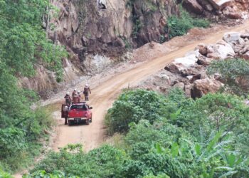 ANGGOTA bomba memasuki kawasan kuari untuk menyambung operasi membawa keluar  rangka  mangsa runtuhan batu kuari di  Keramat Pulai, Ipoh  hari ini. - UTUSAN/MUHAMAD NAZREEN SYAH MUSTHAFA