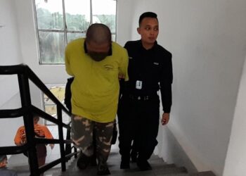 MOHD. Nizam Noh dibawa ke Mahkamah Sesyen Kota Tinggi atas empat pertuduhan memindahkan wang hasil daripada aktiviti haram berjumlah RM295,550.