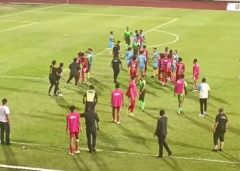 TANGKAP layar insiden kekecohan acara separuh akhir bola sepak Sukma di Stadium Mini UiTM Shah Alam malam tadi.