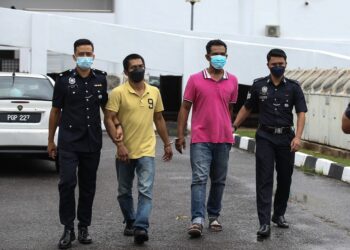 MOHD. Nain Ismail (dua kiri) dan Asmadi Abu Hassan (dua kanan) dikawal anggota polis ketika mereka dibawa ke Mahkamah Majistret di Alor Setar, hari ini. - UTUSAN/ SHAHIR NOORDIN