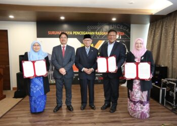 Ketua Pesuruhjaya SPRM, Tan Sri Azam Baki dan Pengerusi LPPR, Tan Sri Abu Zahar Ujang bergambar bersama Ahli PPPR SPRM yang baharu dilantik di Ibu Pejabat SPRM, Putrajaya.