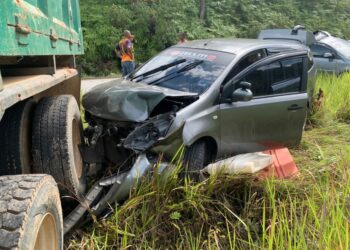 ANTARA kereta Perodua MyVi yang mengalami kerosakan selepas terlibat dalam kemalangan di Kilometer 8, Jalan Gua Musang-Kuala Krai, Gua Musang, Kelantan hari ini.-UTUSAN/AIMUNI TUAN LAH