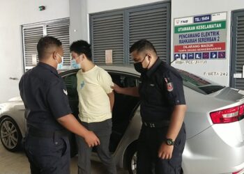 CHONG Kek Wui dibawa ke Mahkamah Sesyen Seremban hari ini atas pertuduhan melakukan pecah rumah dan melarikan kenderaan.-UTUSAN/NOR SHAFAWATI YUP.