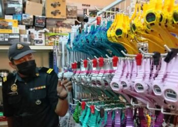 ANGGOTA penguatkuasa KPDNHEP memeriksa jam tangan yang menggunakan cap dagangan tanpa kebenaran pemilik cap dagang dalam serbuan di Kota Bharu, Kelantan semalam.-UTUSAN/IHSAN KPDNHEP KELANTAN