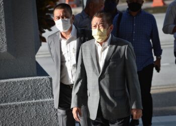 BUNG Moktar Radin dan Zizie Izette Abd. Samad hadir di Mahkamah Sesyen Kuala Lumpur bagi prosiding bela diri terhadap pertuduhan rasuah RM2.8 juta berkaitan pelaburan Felcra dalam unit amanah Public Mutual. -UTUSAN/FAIZ ALIF AHMAD ZUBIR