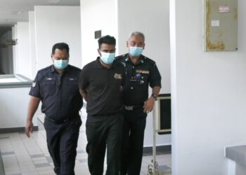 SUNIL Kumar diiring keluar anggota polis selepas mengaku tidak bersalah di Mahkamah Sesyen, Ayer Keroh, Melaka atas pertuduhan melakukan amang seksual fizikal terhadap seorang kanak-kanak perempuan. - UTUSAN/MUHAMMAD SHAHIZAM TAZALI