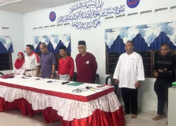MD. JAIS SARDAY (tiga dari kiri) ketika merasmikan Persidangan Tahunan UMNO Cawangan Taman Ilham, Kluang.