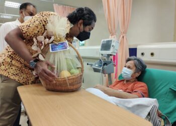 KHAIRY Jamaluddin beramah mesra bersama pesakit yang menjalani rawatan ketika beliau hadir pada Majlis Perasmian Hospital Rembau di Rembau hari ini.-UTUSAN/NOR AINNA HAMZAH.