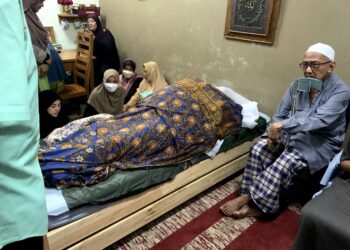 SEBAHAGIAN sanak-saudara yang hadir  menziarahi jenazah Bob Lokman di rumah sewanya di Kubang Kerian, Kelantan hari ini.UTUSAN/KAMARUL BISMI KAMARUZAMAN
