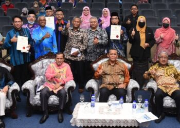 AMINUDDIN Harun (duduk dua dari kanan) bergambar bersama Hasan Malek (kanan) dan ahli jawatankuasa serta tetamu pada majlis perasmian Mesyuarat Agung Persatuan Sejarah Malaysia Cawangan Negeri Sembilan di Seremban semalam.-UTUSAN/NAZARUDIN SHAHARI.