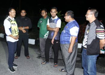 MOHD. Yusri Hassan Basri (kiri) berbual dengan warden asrama pada
program #katakan tidak kepada buli di SMK Anderson di Ipoh hari ini.- UTUSAN/MUHAMAD NAZREEN SYAH MUSTHAFA