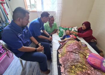 Wakil Yayasan Bank Rakyat melawat Zaitun Ishak, 34, yang hanya berbaring di rumah selepas menjalani pembedahan tiroid di Putatan, Sabah hari ini.