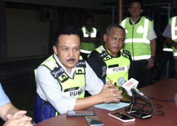 MOHD. Yusri Hassan Basri (kiri) dalam sidang akhbar selepas program #katakan tidak kepada buli di SMK Anderson di Ipoh hari ini.- UTUSAN/MUHAMAD NAZREEN SYAH MUSTHA