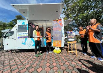 ISMUNI Bohari (kiri) menyaksikan Teh Chai Aan (dua dari kiri) melancarkan JKNP Program Kesedaran Keselamatan Pesakit Sedunia 2022 Peringkat Negeri Perlis di Denai Larian Pengkalan Asam, Kangar, Perlis, hari ini.-UTUSAN/ASYRAF MUHAMMAD