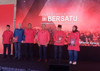 MUHYIDDIN Yassin (tiga dari kanan) bergambar kenangan bersama rakan pimpinan Bersatu dan bekas pimpinan tertinggi Bersatu pada program sambutan Hari Ulang Tahun Ke-16 parti itu di Putrajaya,hari ini. -UTUSAN/MOHD HUSNI MOHD NOOR