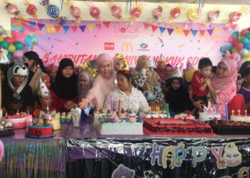 SULIANA Shamsuddin Alias (lima dari kiri) meraikan kanak-kanak golongan Orang Kurang Upaya (OKU) pada Program Amal YOKUK Karnival 2022 Pejabat YOKUK,Pengkalan Chepa, Kelantan.-UTUSAN/ROSMIZAN RESDI