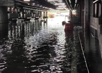 KEADAAN banjir kilat yang melanda LTAPP di Bayan Lepas, Pulau Pinang ekoran hujan lebat dan berterusan selama beberapa jam awal pagi tadi.