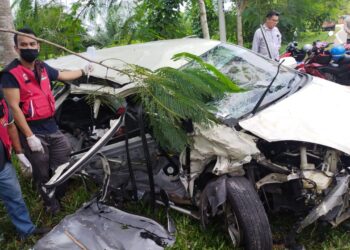 KEADAAN Perodua Alza yang dirempuh sebuah trak pikap dalam nahas di Jalan Kesang Garing, Jasin, Melaka.