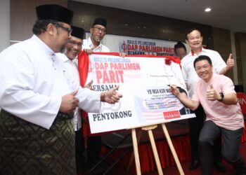 NGA Kor Ming (kanan) pada pelancaran DAP Parlimen Parit di Seri Iskandar hari ini. - UTUSAN/MUHAMAD NAZREEN SYAH MUSTHA