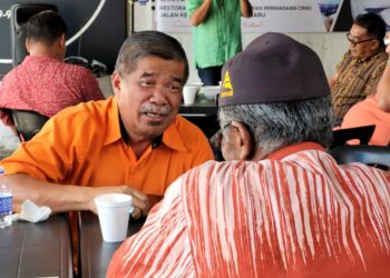 MOHAMAD Sabu (kiri) sempat mengadakan perbincangan bersama-sama perwakilan parti Amanah Negeri Kelantan pada Majlis Fundraising Jamuan Laksa Menuju PRU 15 di Kota Bharu, Kelantan hari ini.-UTUSAN/MUSTAQIM MOHAMED