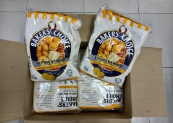 SEKOTAK tepung yang dicuri dari sebuah kenderaan.