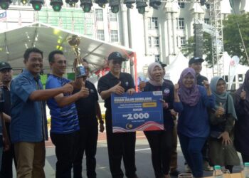 SHAHIDAN Kassim menyampaikan hadiah kepada pemenang selepas perasmian sambutan Karnival Putrajaya 2022 di Dataran Putrajaya hari ini. - UTUSAN/AMREE AHMAD