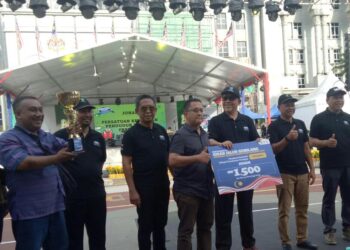 SHAHIDAN Kassim menyampaikan hadiah kepada pemenang selepas merasmikan sambutan Karnival Putrajaya 2022 di Dataran Putrajaya hari ini. -UTUSAN/AMREE AHMAD