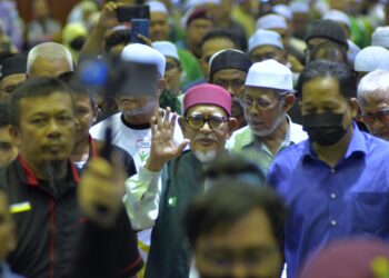 ABDUL Hadi Awang disambut penyokong pada Pelancaran Kempen Pas Pilihanku 4.0 di Padang Rengas hari ini. - UTUSAN/ZULFACHRI ZULKIFLI.