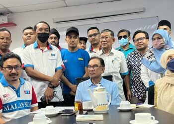 ANWAR Ibrahim (empat dari kanan) sewaktu sidang akhbar di Pejabat Ahli Parlimen Kangar, Perlis, hari ini. -UTUSAN/ASYRAF MUHAMMAD