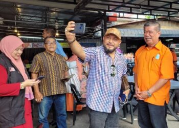 MOHAMAD Sabu (dua dari kanan) sempat beramah mesra dengan ahli dan perwakilan Amanah Negeri Kelantan pada Majlis Fundraising Jamuan Laksa Menuju PRU 15 di Kota Bharu, Kelantan hari ini.-UTUSAN/MUSTAQIM MOHAMED