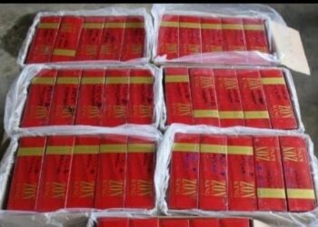 ROKOK yang disyaki tiada duti kastam dirampas selepas pihak polis menahan sebuah lori di lampu isyarat simpang empat, Jalan Sungai Rengit-Kota Tinggi.
