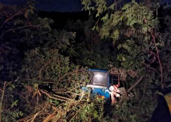 BAS kilang yang membawa 37 pekerja warga asing terjunam ke dalam gaung selepas terbabas di Jalan Kesang Pajak, Durian Tunggal, Melaka.