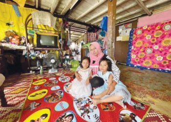 HUSNAYAT Hassan bersama dua daripada tiga anaknya yang terpaksa menumpang di rumah pusaka milik keluarga di Kampung Jelai, Pendang di sini. – UTUSAN/JAMLIAH ABDULLAH