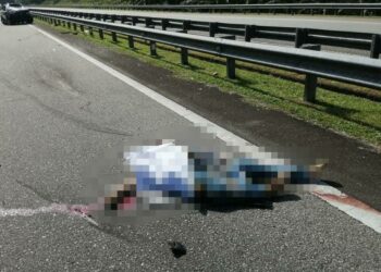 KEADAAN mayat Mohd. Hafiz Mat Bedin yang meninggal dunia selepas kenderaan pacuan empat roda yang dipandunya terbabas di Kilometer 385.4 Lebuhraya Pantai Timur 2, di Hulu Terengganu, hari ini. - UTUSAN/NOOR HAYATI MAMAT