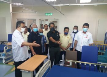 KHAIRY dan Noh meninjau fasiliti Hospital baharu Tanjong Karang hari ini.