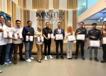 Rombongan SugarBomb dan wakil pengurusan J99 Corp bergambar kenangan