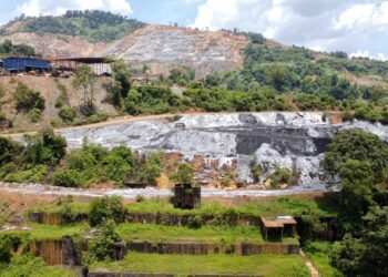 KEADAAN kawasan salah sebuah terowong kereta api sebelum ditimbus dengan timbunan bijih besi di Bukit Besi, Dungun, Terengganu. – UTUSAN/PUQTRA HAIRRY ROSLI