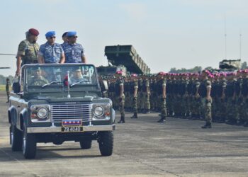 AFFENDI Buang (berdiri, tengah) memeriksa perbarisan tempur dan demonstrasi aset sempena sambutan Hari Terbuka Angkatan Tentera Malaysia ke-89 di Pangkalan Udara Kuantan di Kuantan, Pahang. - UTUSAN/SHAIKH AHMAD RAZIF