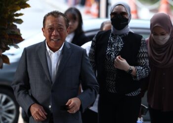 BUNG Moktar Radin dan Zizie Izette Abd. Samad hadir di Mahkamah Tinggi Kuala Lumpur bagi prosiding semakan atas keputusan bela diri bagi pertuduhan rasuah RM2.8 juta berkaitan pelaburan Felcra dalam unit amanah Public Mutual. -  UTUSAN/SHIDDIEQQIN ZON