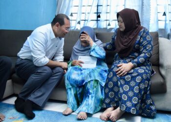 WARIS Penghantar Makanan Meninggal Ketika Menghantar Pesanan, Zailan Soid (tengah) bersama isteri mangsa, Nur Izwana (kanan) bercakap di Kampung Rantau Panjang, Kapar, Klang, Selangor sewaktu lawatan untuk menyampaikan sumbangan pada hari ini.-UTUSAN/ZULFADHLI ZAKI