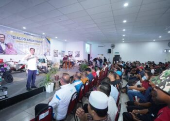 ANWAR Ibrahim ketika hadir pada program dialog bersama anak muda di Pendang Lake Resort di Pendang, semalam.