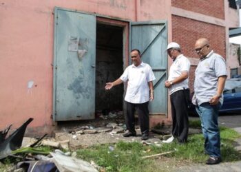 FADZIL Hanafi (kiri) melihat tempat pembuangan sampah yang tidak diselenggara ketika tinjauan di Flat Simpang Kuala yang terletak di Alor Setar, hari ini. -UTUSAN/ SHAHIR NOORDIN