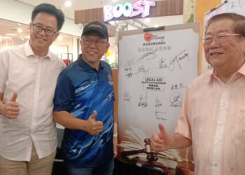 MD. NORHALIM  MD. AMIN (tengah) dan Michael Chong (kanan) serta Ketua MCA Bahagian Kluang, Gan Ping Siew pada majlis pelancaran khidmat nasihat guaman percuma yang dianjurkan bersama-sama Pertubuhan Cinta Kluang.